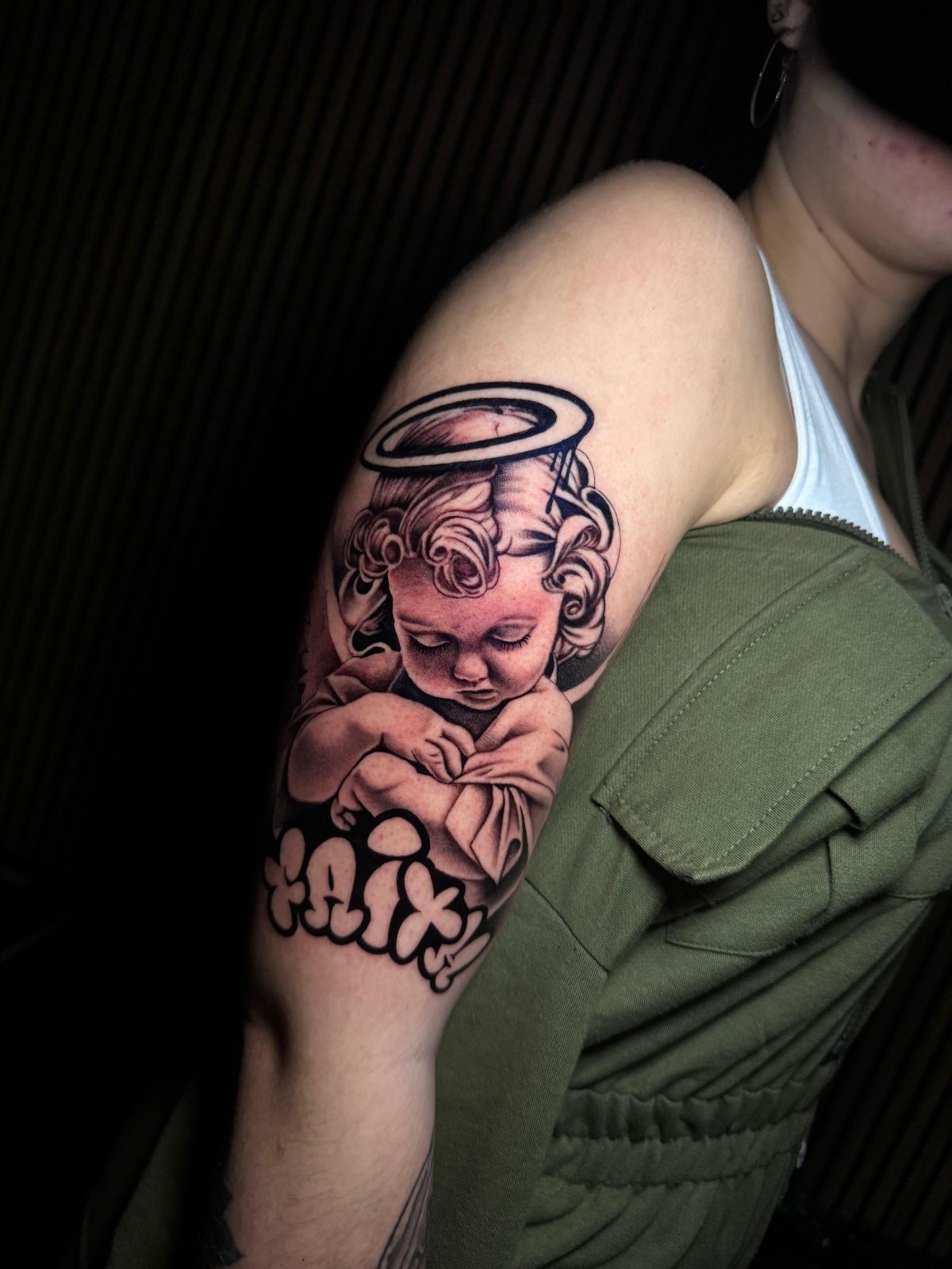 Tatuaje realista de querubín con halo