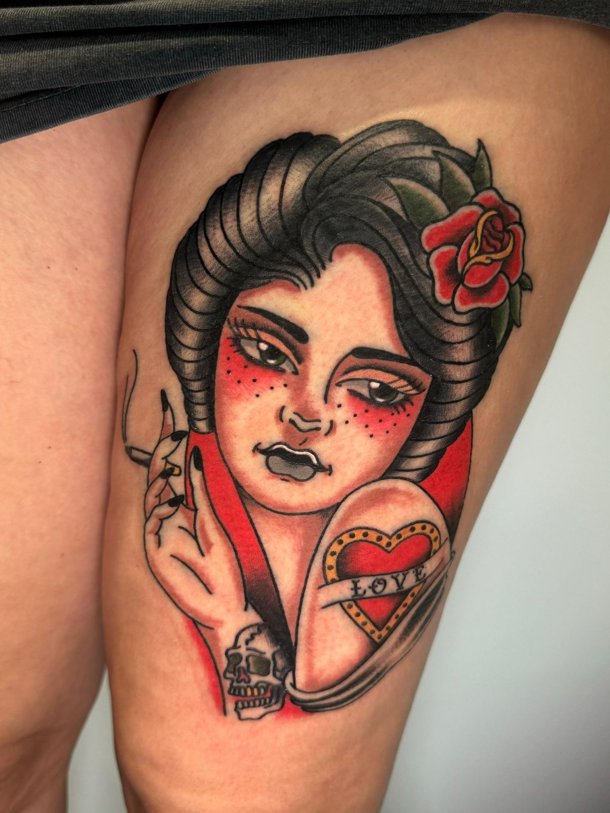 Tatuaje tradicional americano de pin-up a color