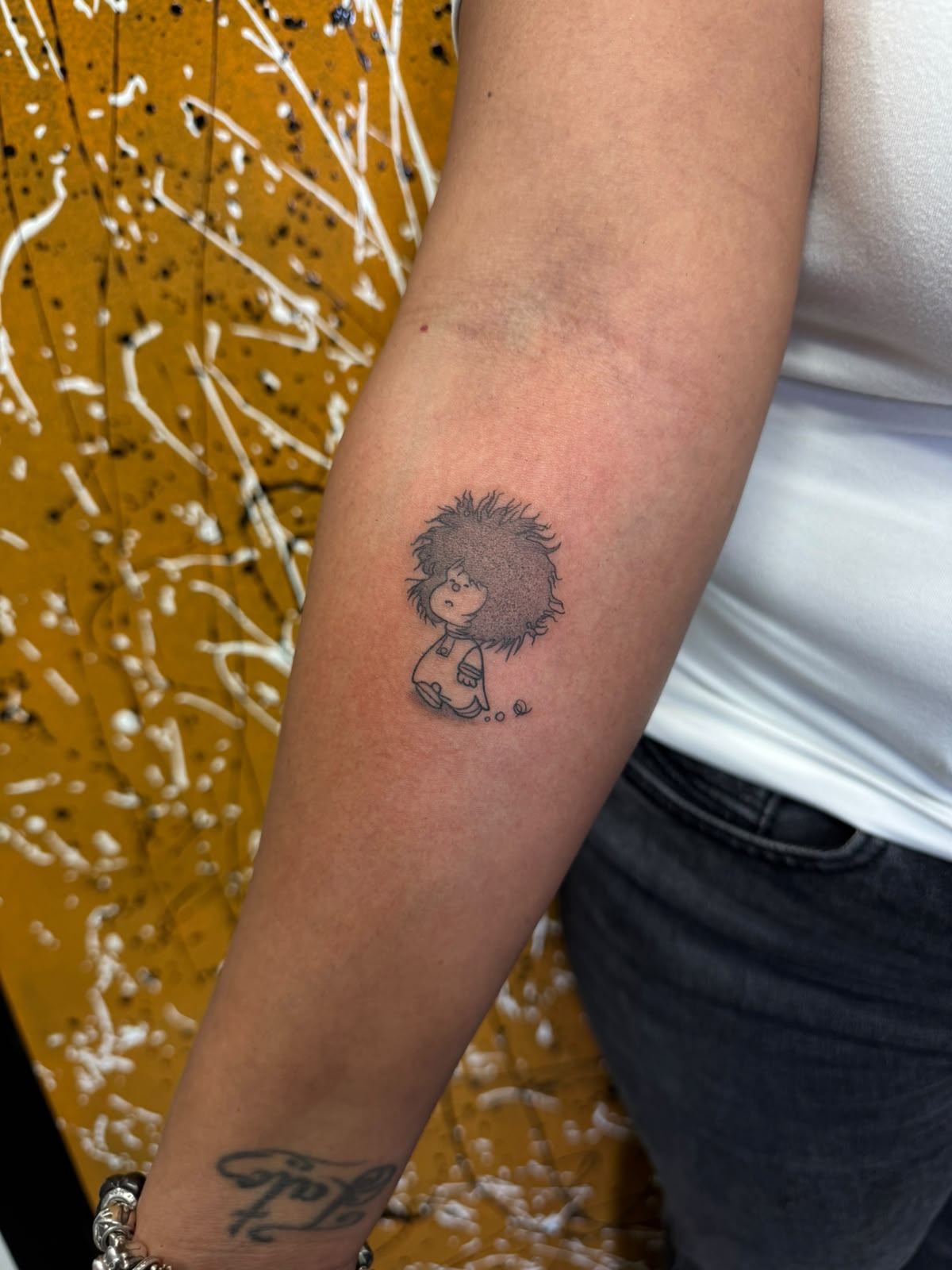 Tatuaje fine line de un perro corgi