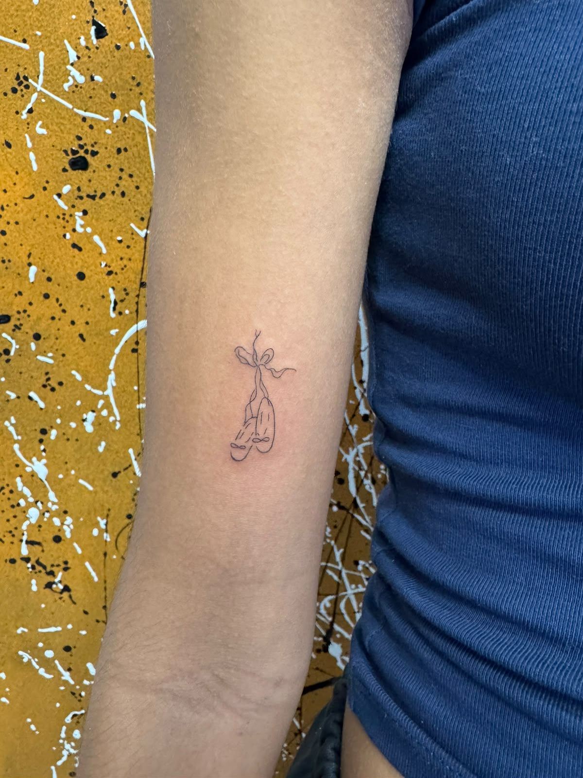Tatuaje fine line de un caracol
