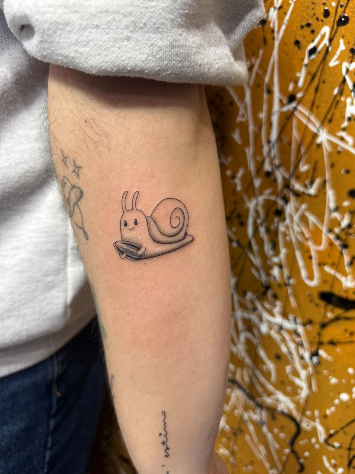 Tatuaje fine line geométrico de un átomo