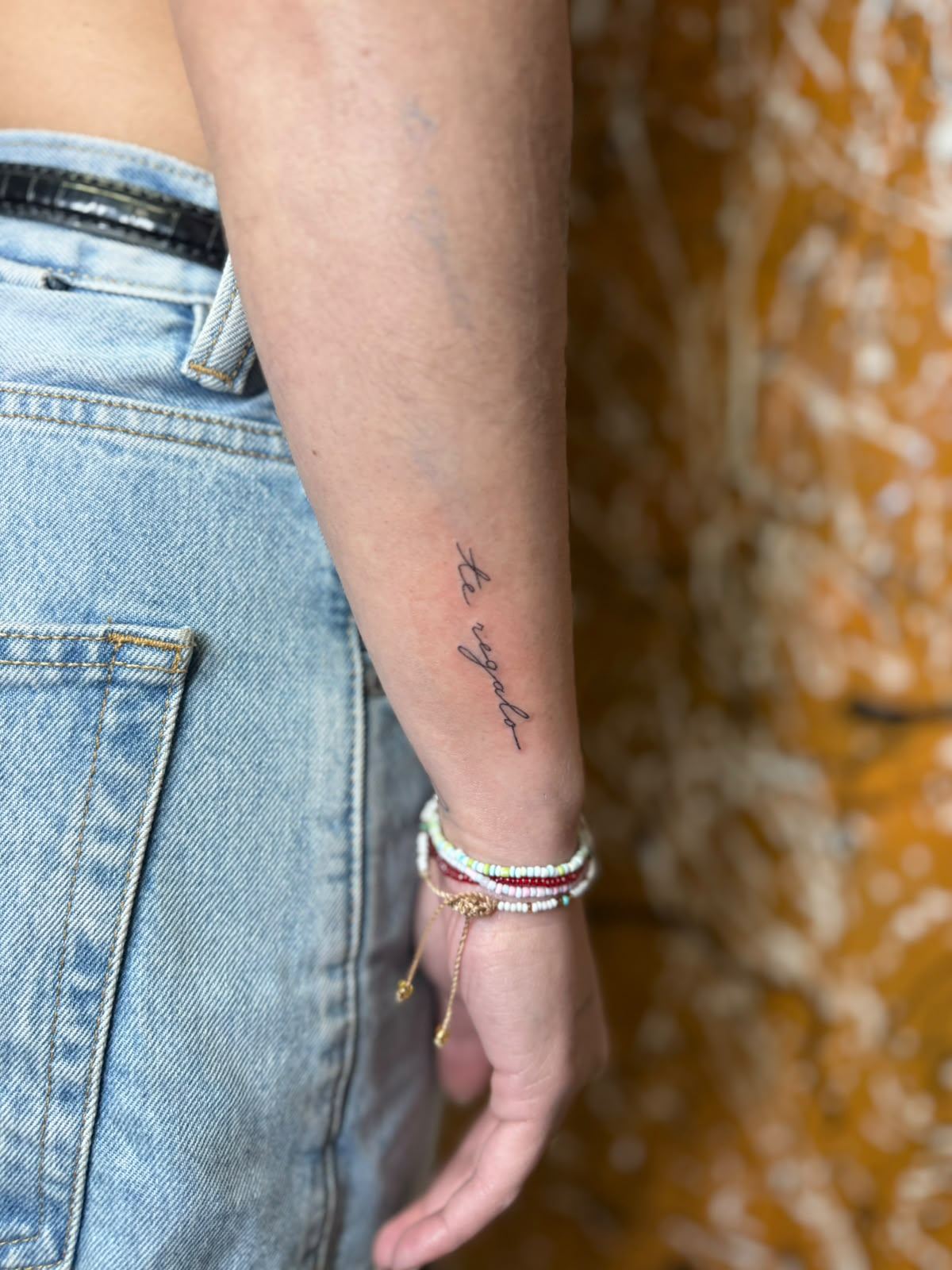 Tatuaje fine line de lettering