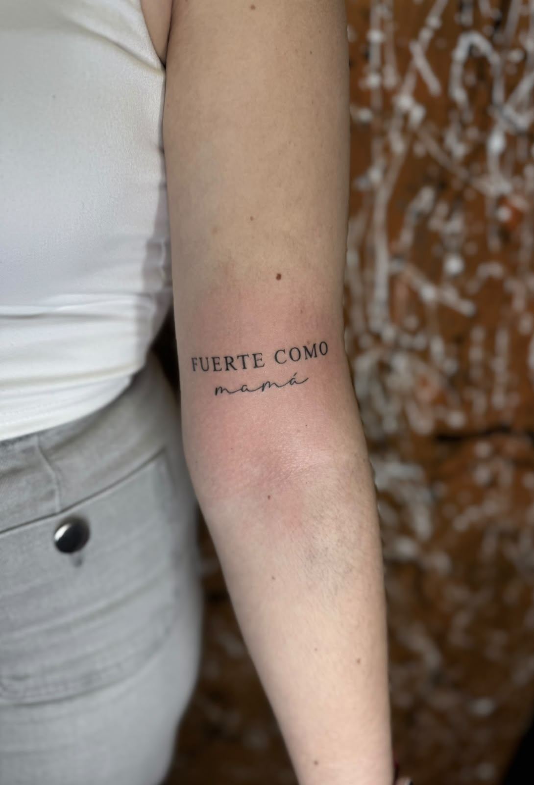 Tatuaje fine line de lettering familiar