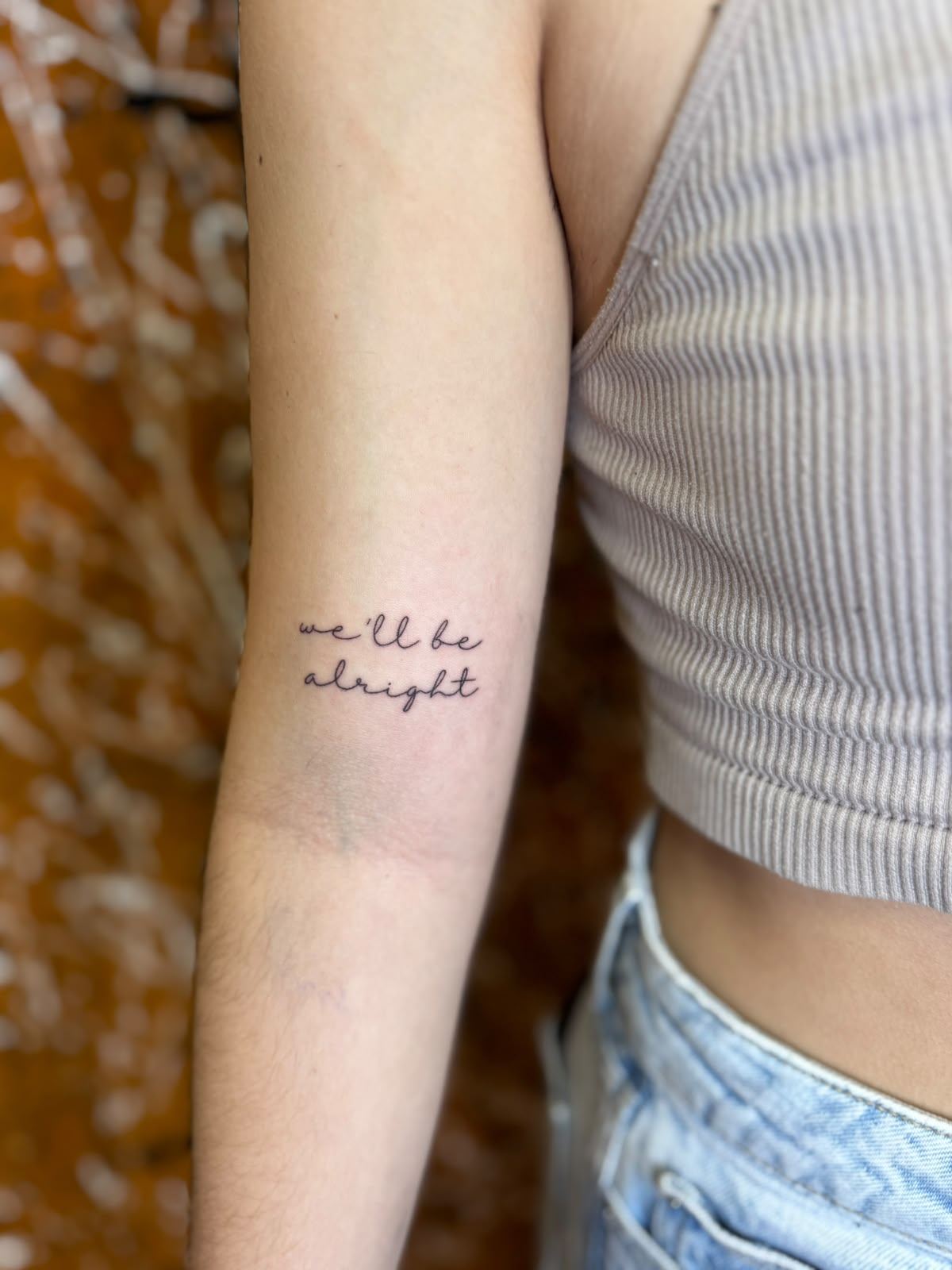 Tatuaje fine line de frase en cursiva