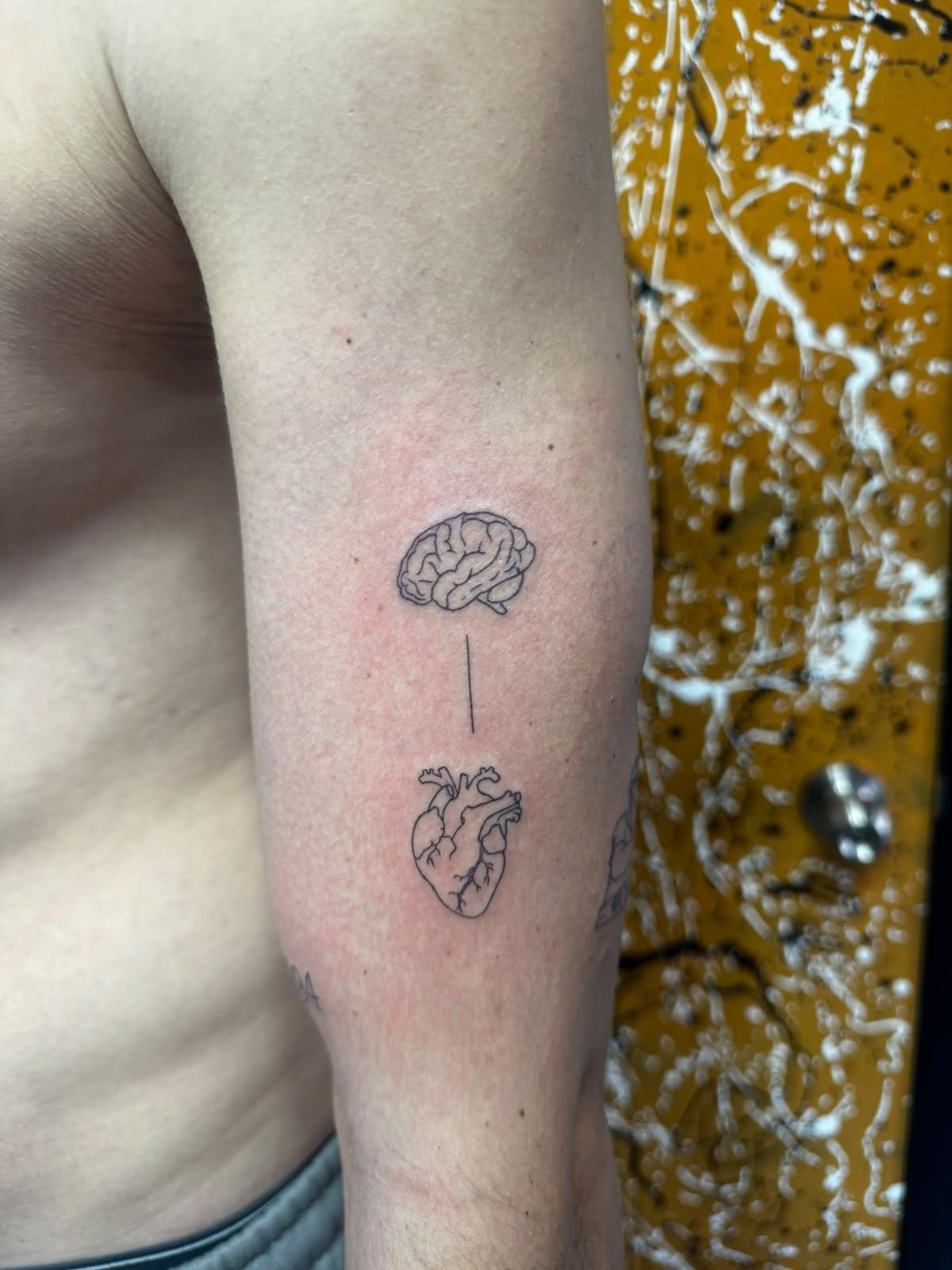 Tatuaje fine line de mariposa y flores en la mano