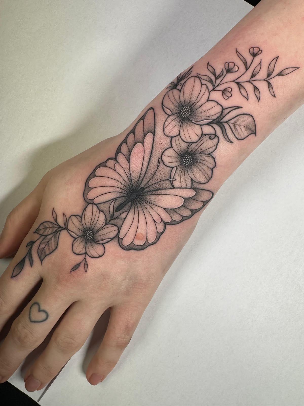 Tatuaje fine line de cerebro y corazón conectados