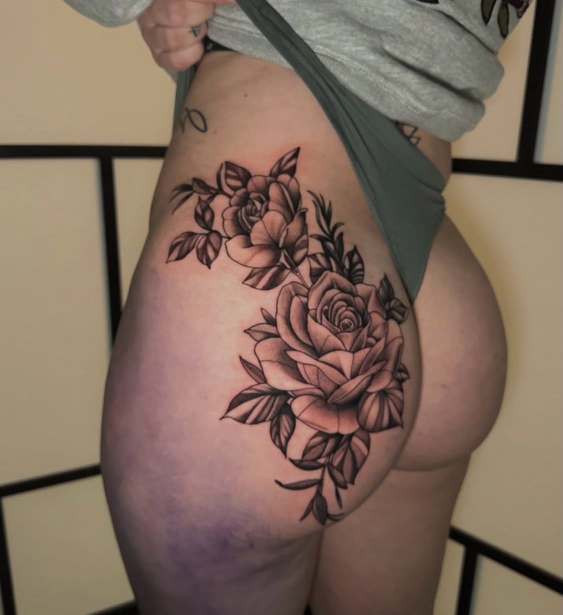 Tatuaje de rosas en black and grey en la cadera