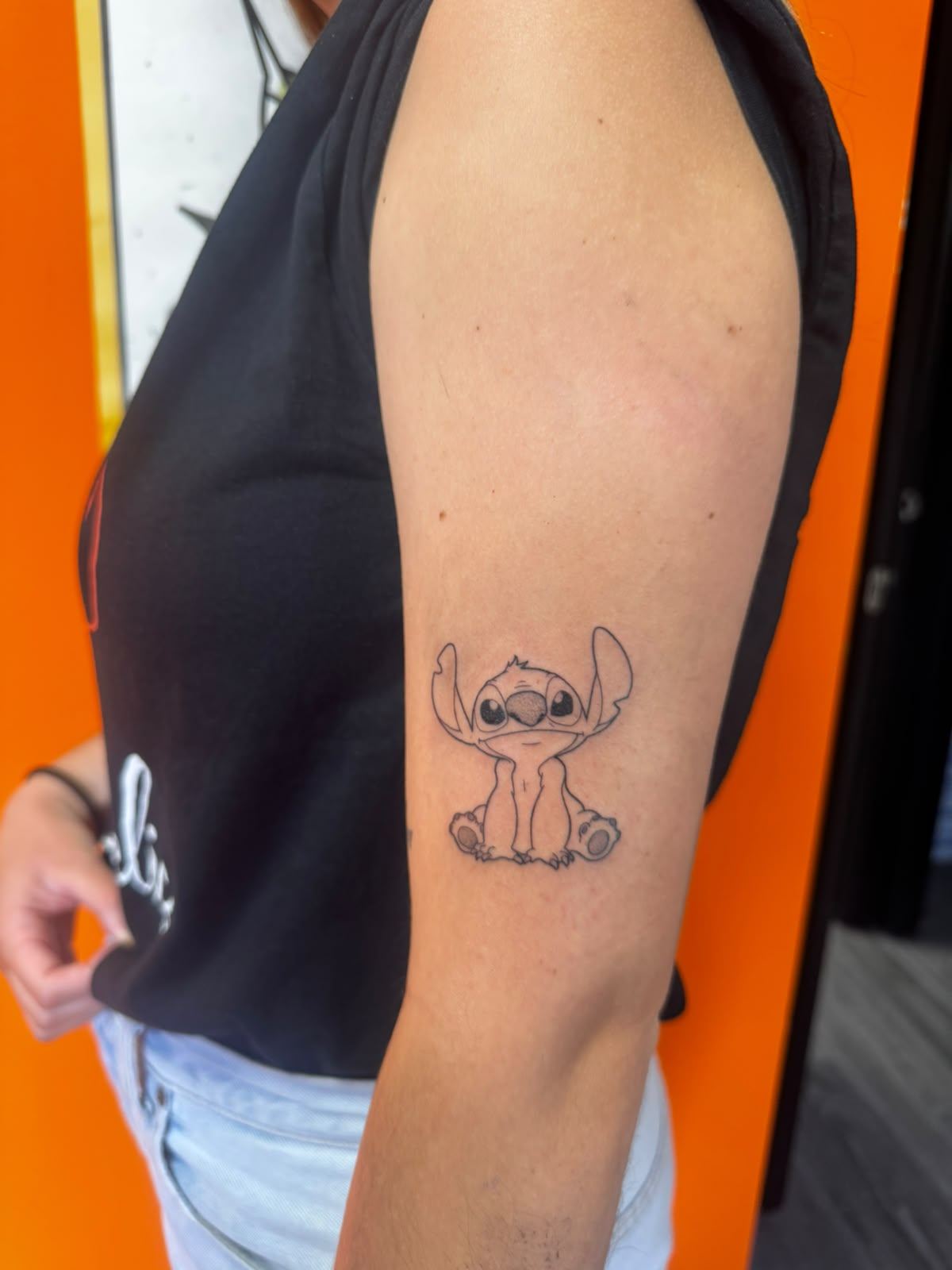 Tatuaje fine line de personaje animado