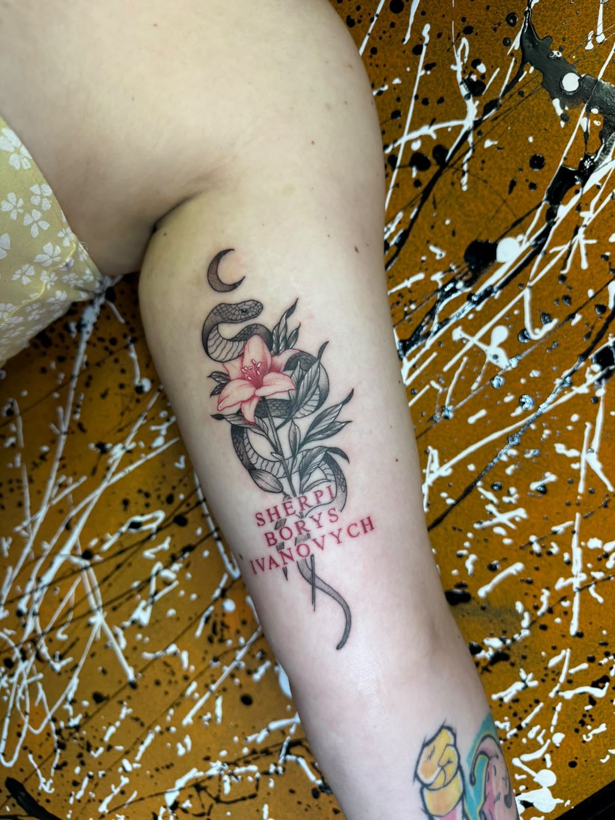 Tatuaje de serpiente y flor con lettering