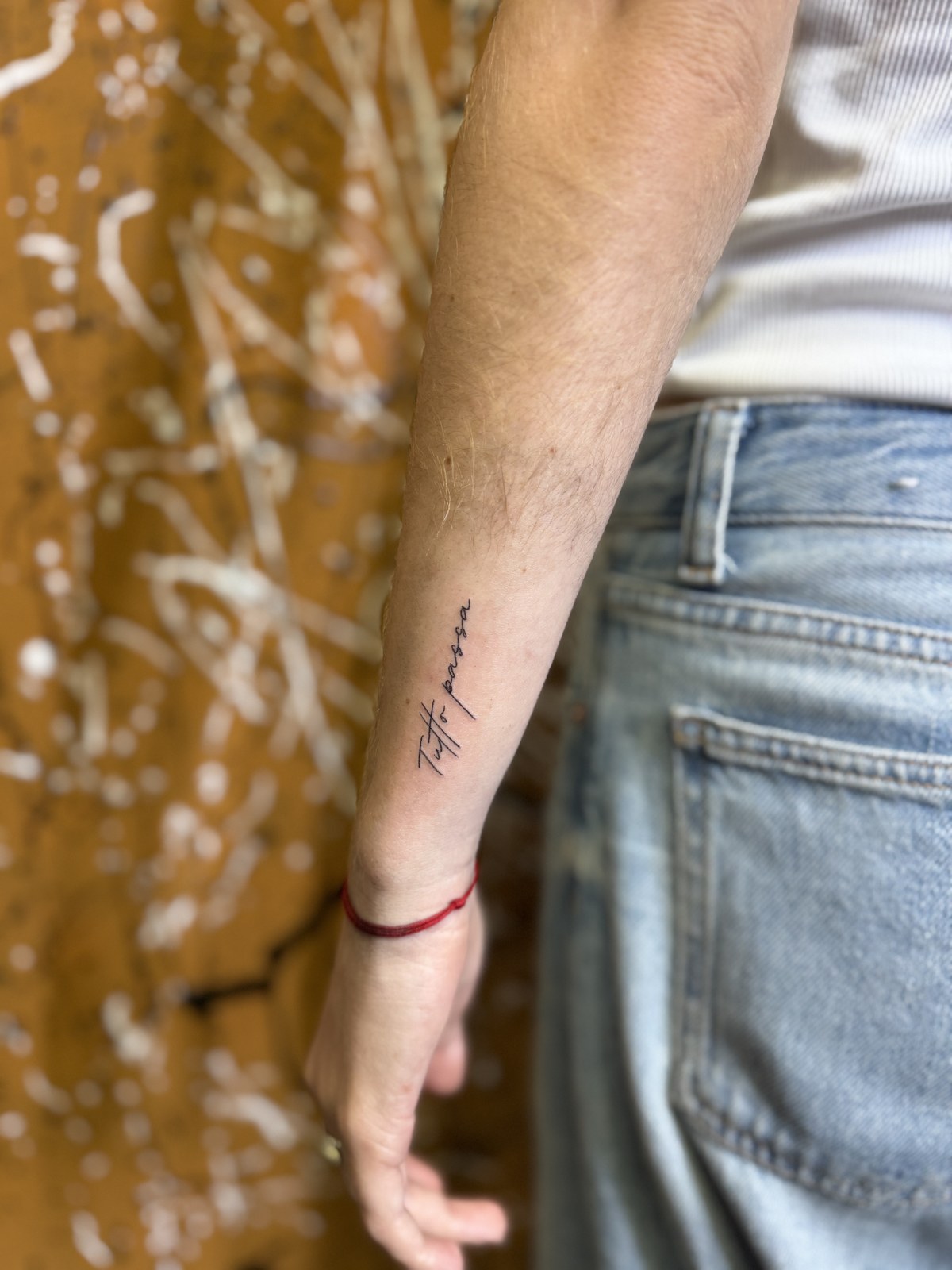 Fine line lettering tattoo: tutto passa