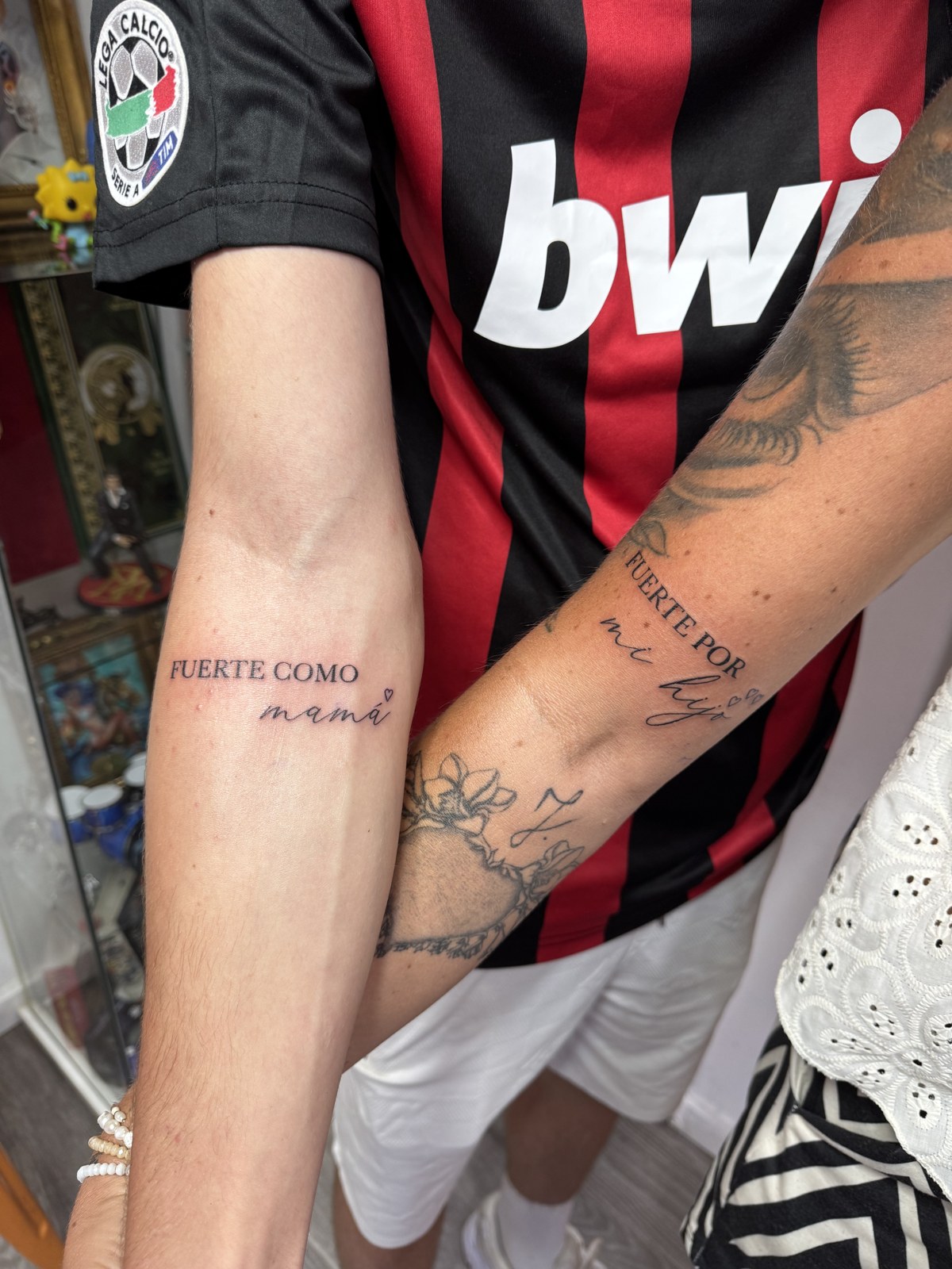 Matching mother and son lettering tattoos: fuerte como mamá, fuerte por mi hijo