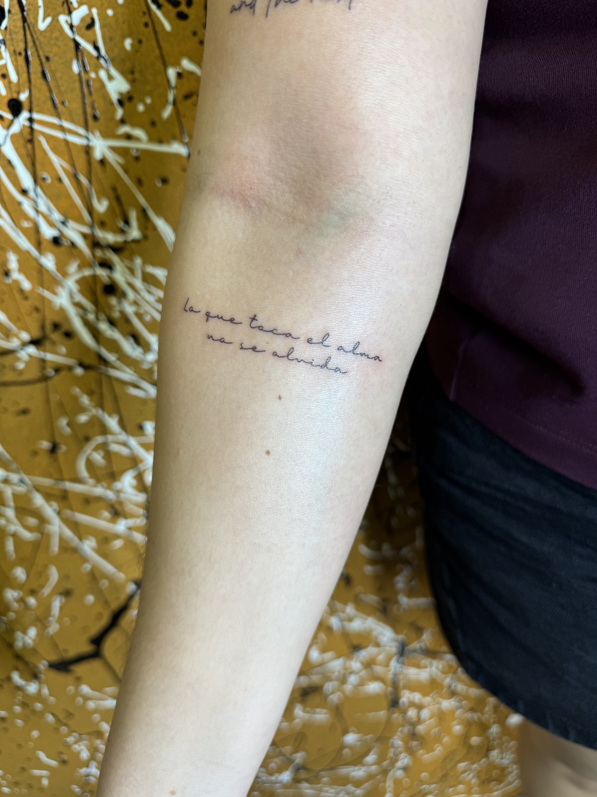 Fine line lettering tattoo: la que toca el alma nunca se olvida