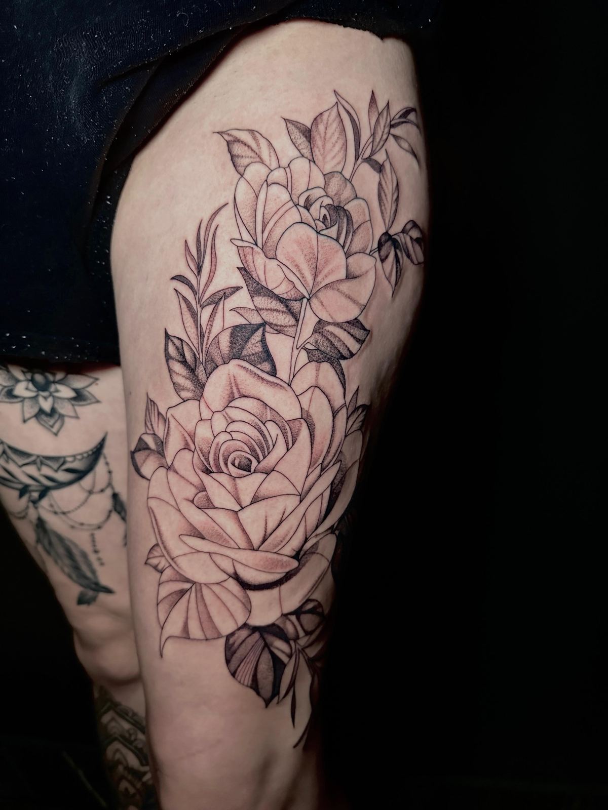 Tatuaje fine line de flores