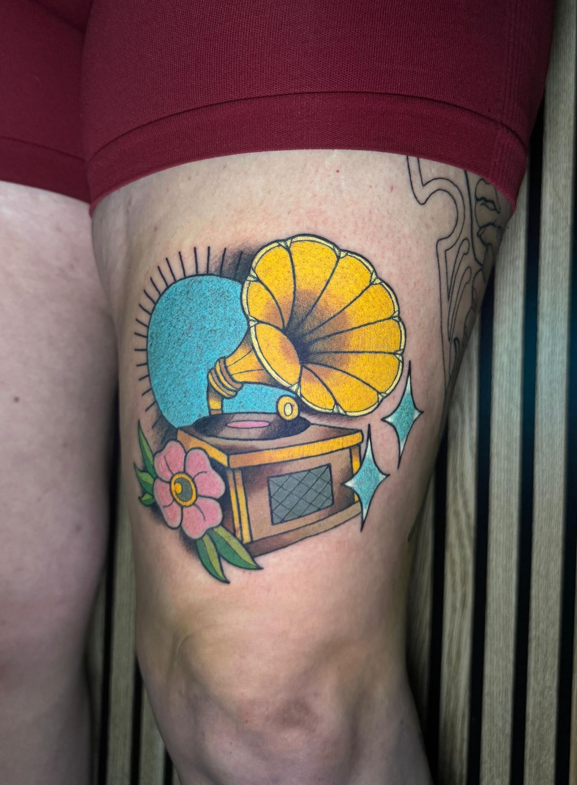 Tatuaje neotradicional de gramófono a color