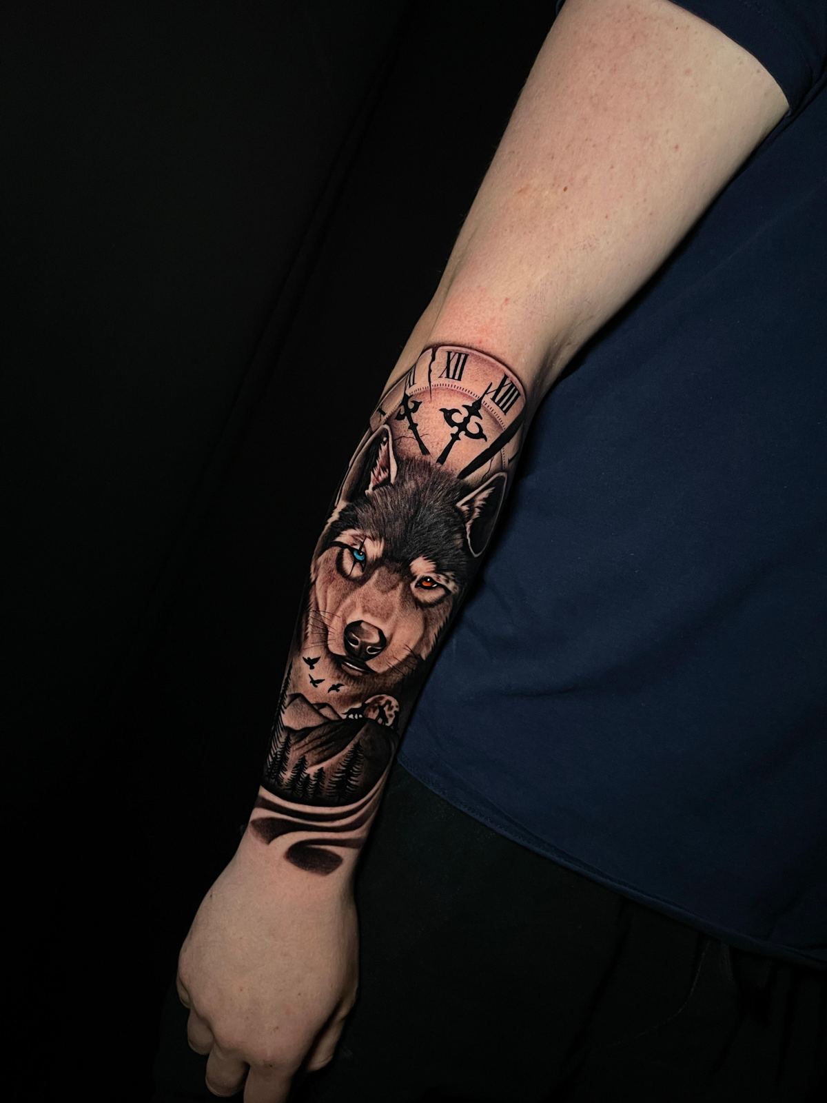 Tatuaje realista de lobo en black and grey