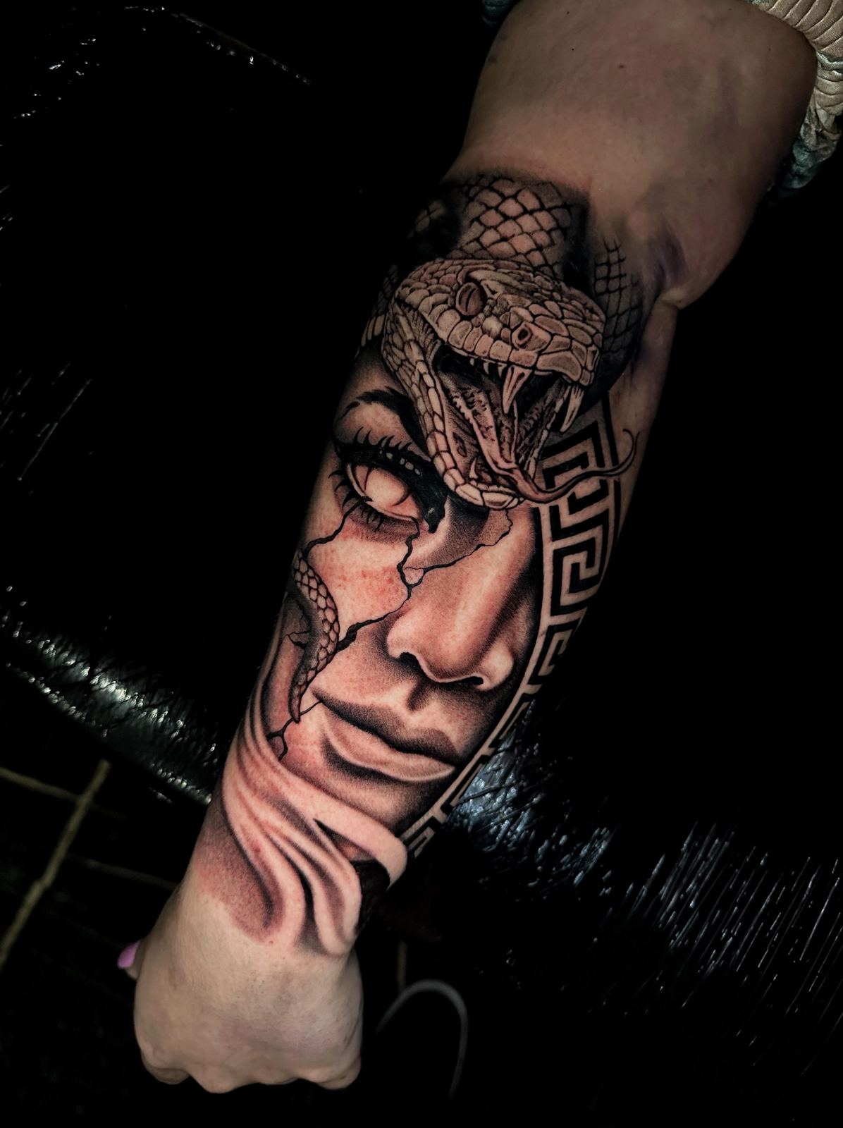 Tatuaje realista de Medusa con serpiente