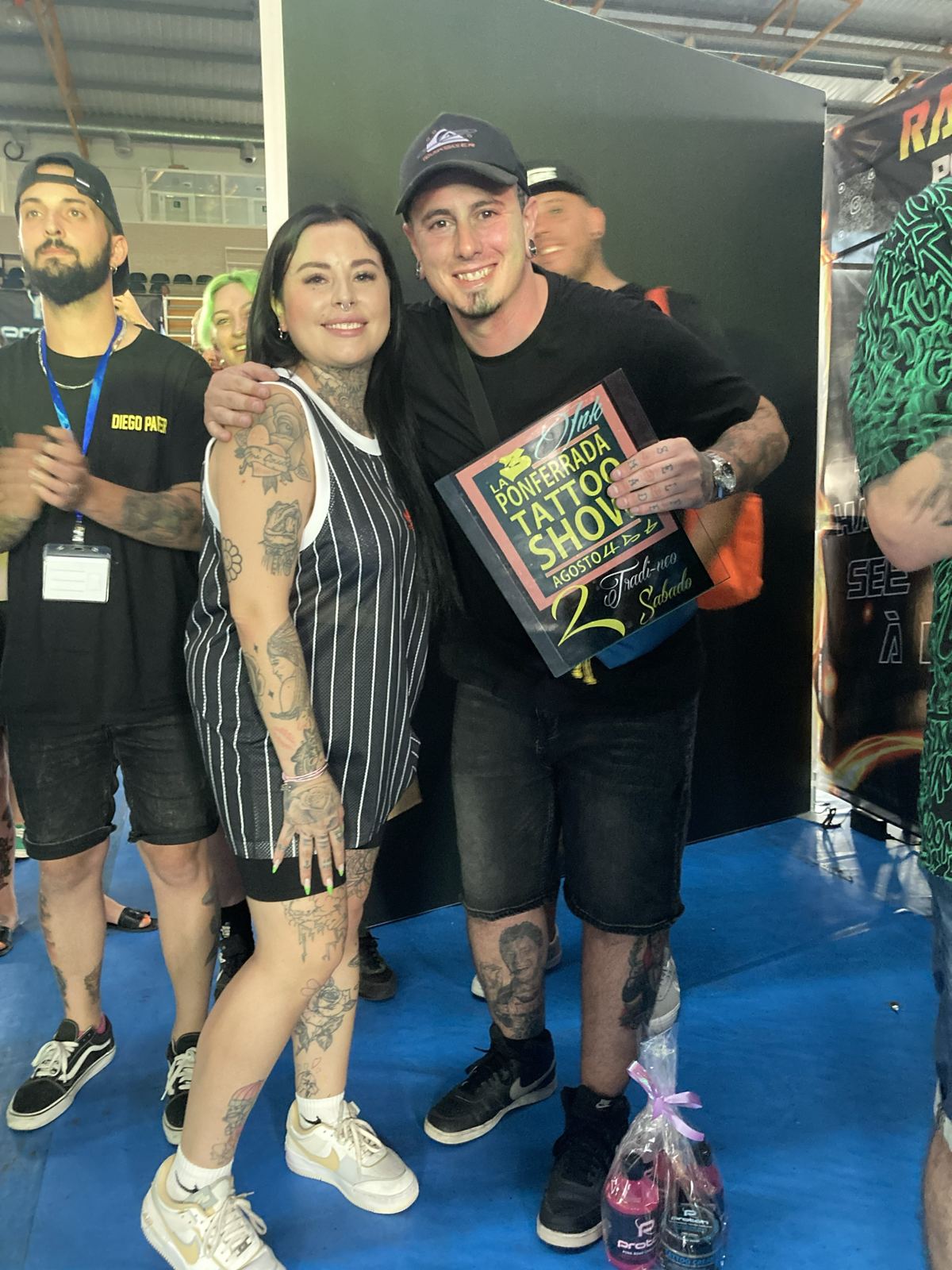 Chema Jerez recogiendo un premio en una convención de tatuaje
