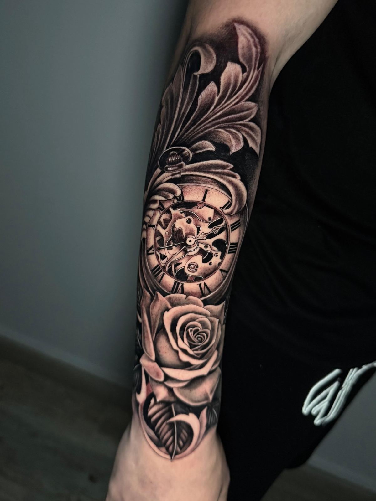 Tatuaje realista de reloj de bolsillo y rosas