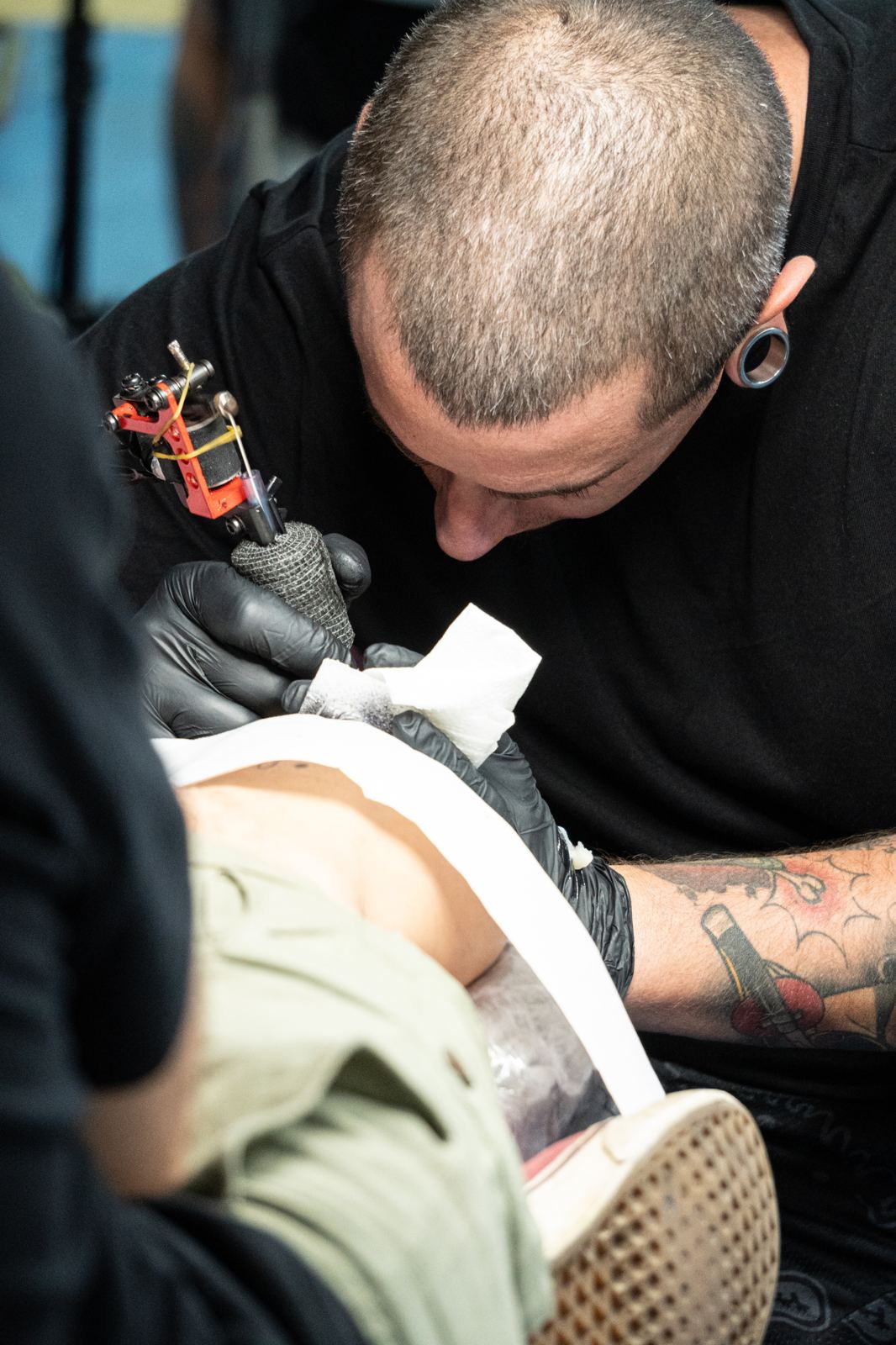 Chema Jerez, tatuador de Majá Tattoo Studio, trabajando en el estudio