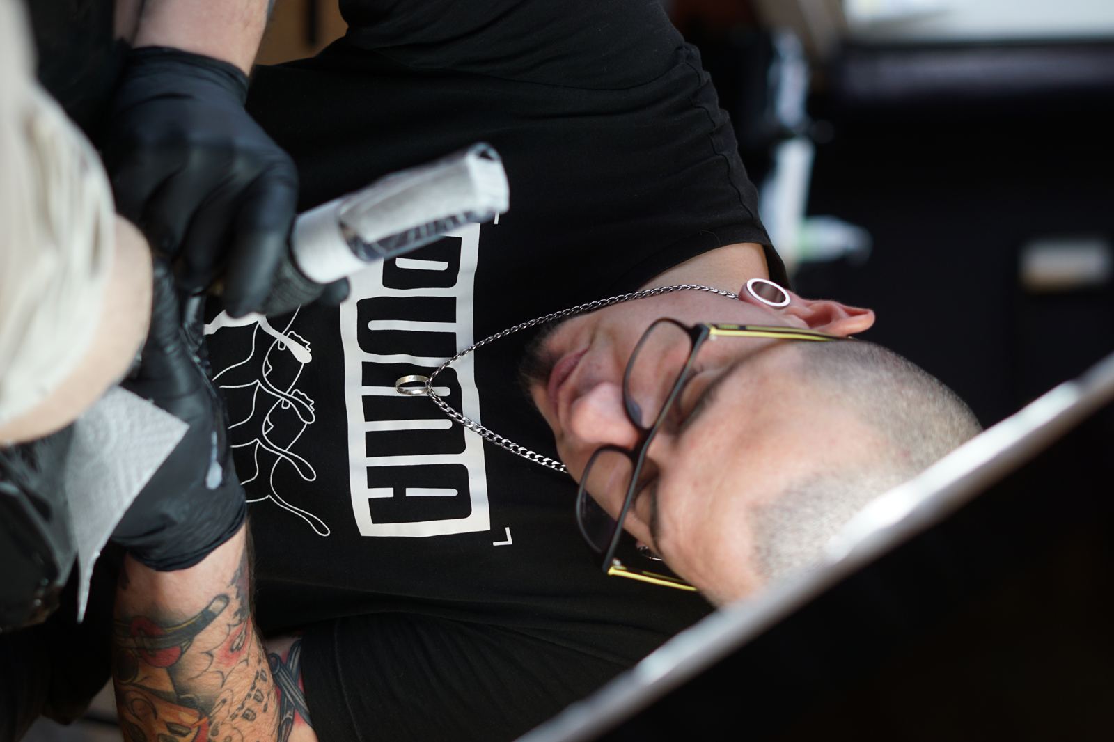 Artista de Majá Tattoo tatuando en el estudio