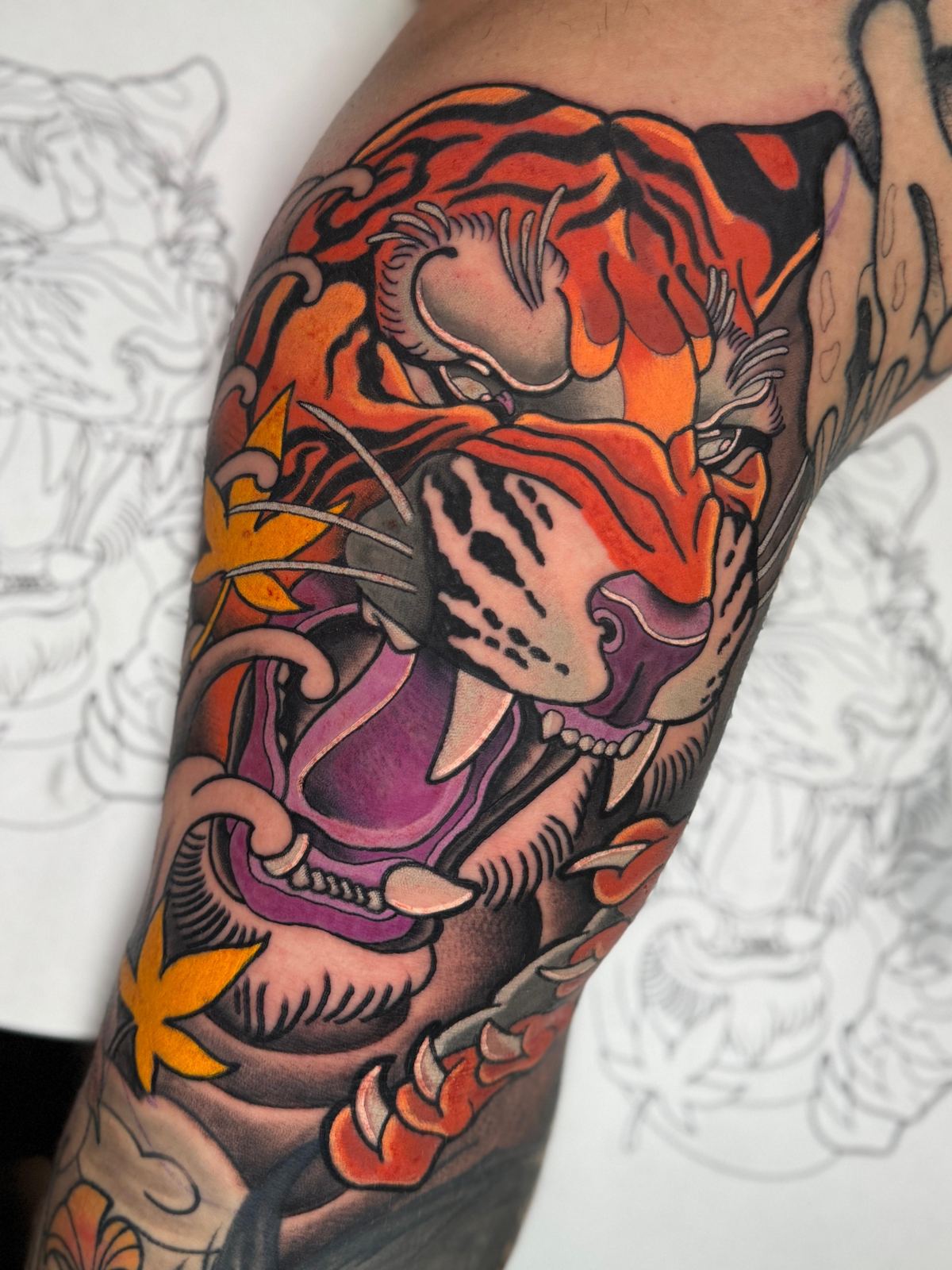 Tatuaje neotradicional de tigre a color