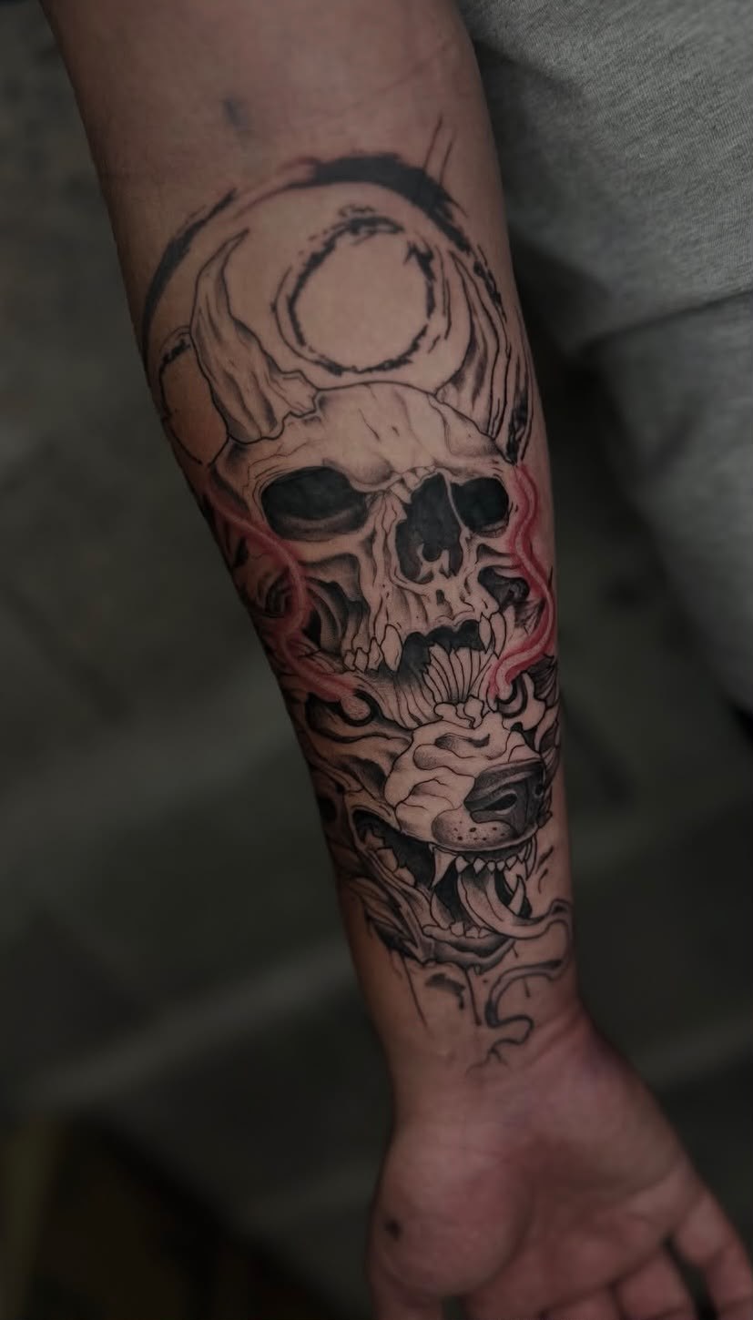 Black and grey skull and wolf tattoo, by Tuiti