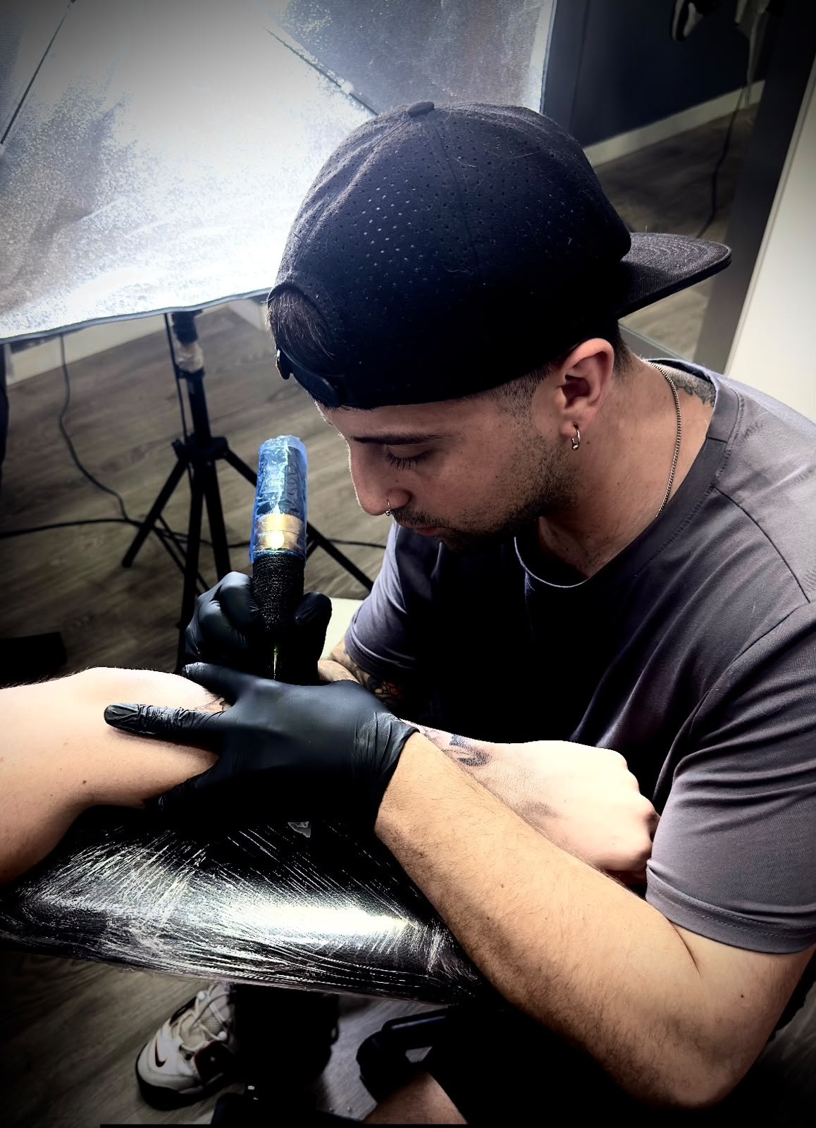 Lautaro 'Tuiti', tatuador de Majá Tattoo Tarragona, trabajando en el estudio