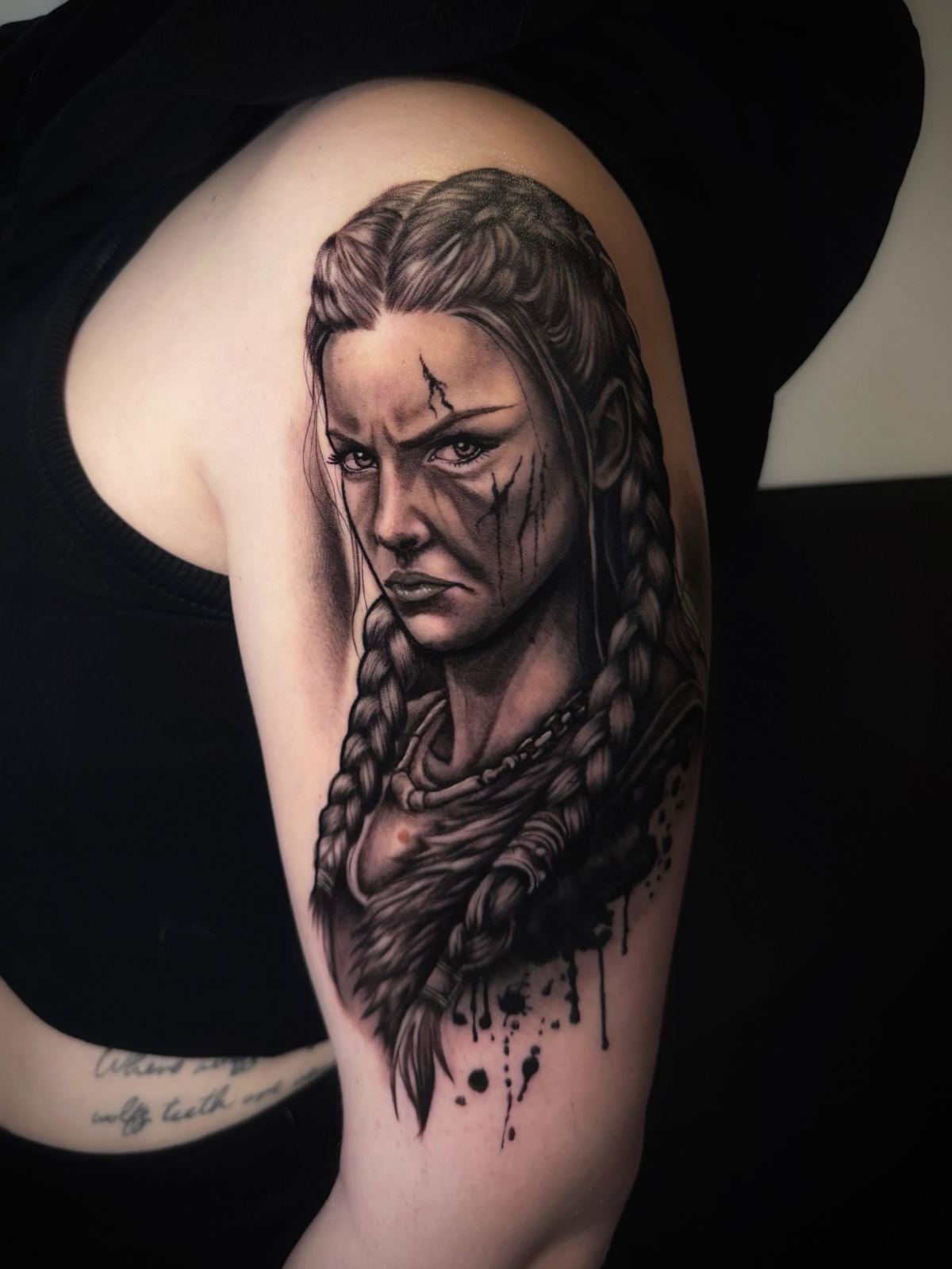 Tatuaje realista de guerrera vikinga