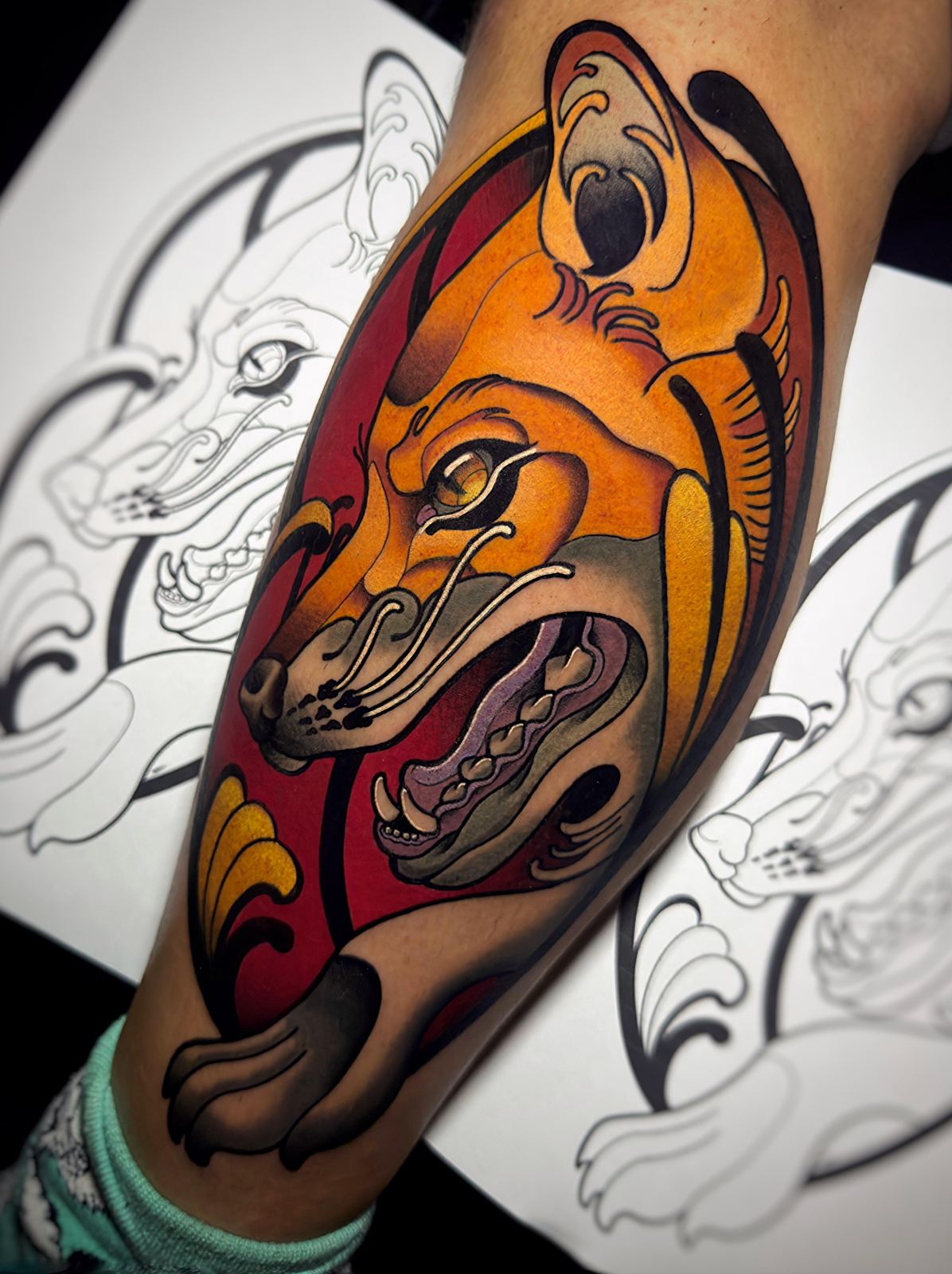 Tatuaje neotradicional de zorro a color